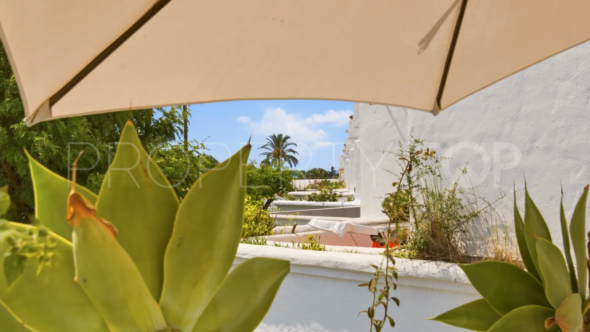 Town house in Sun Hill for sale