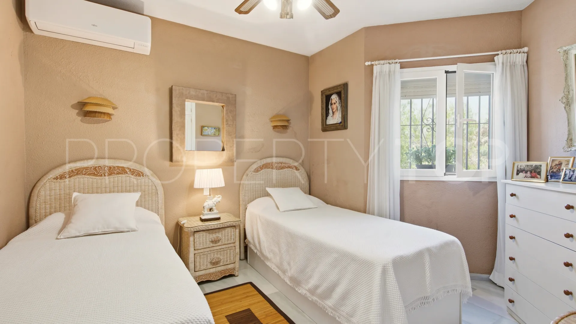 Town house in Sun Hill for sale