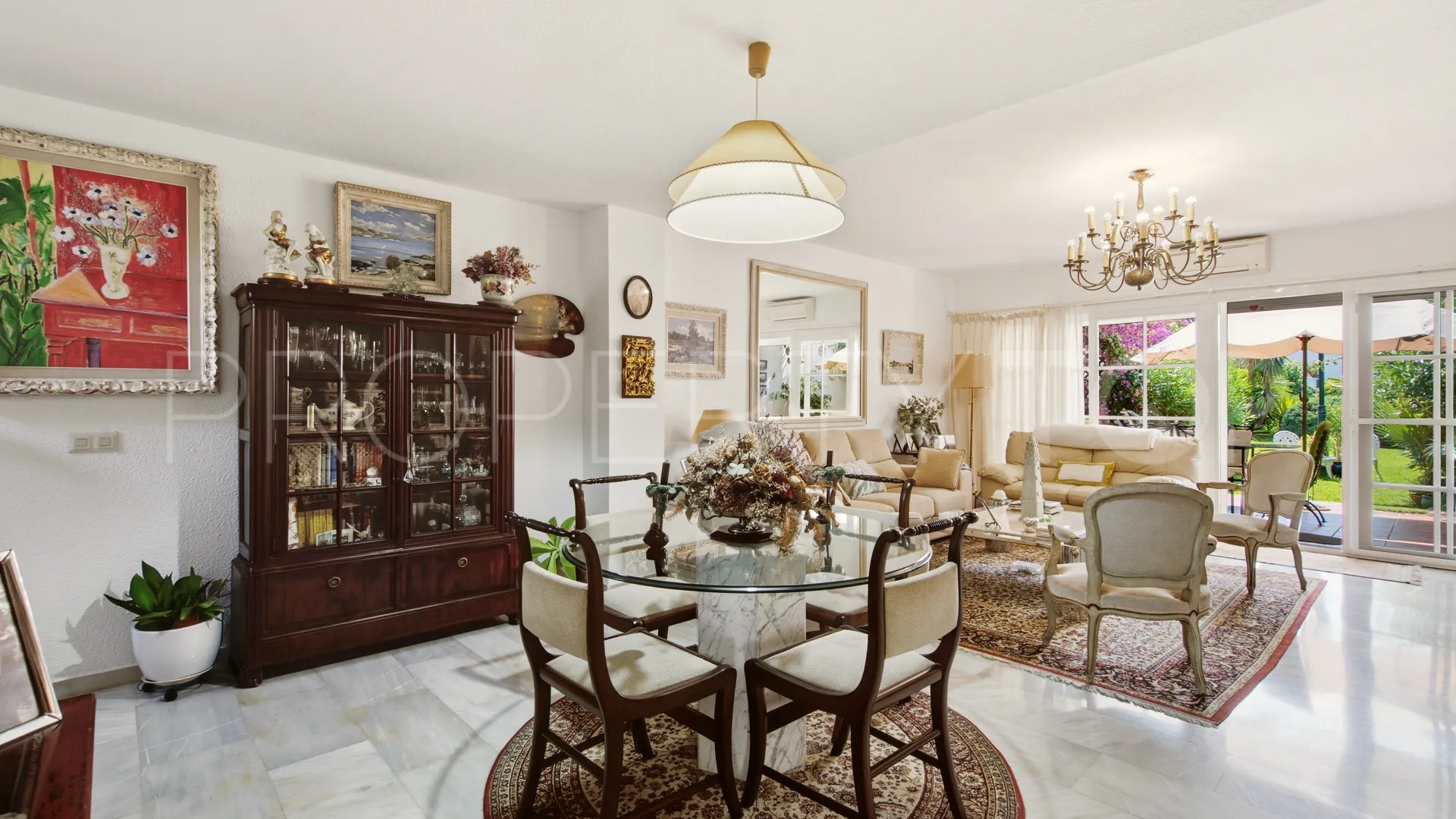 Town house in Sun Hill for sale