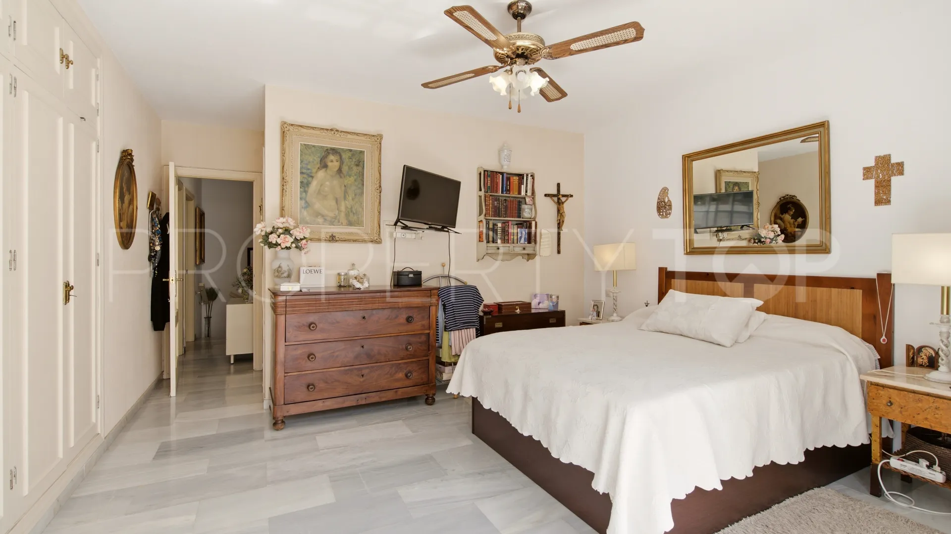 Town house in Sun Hill for sale