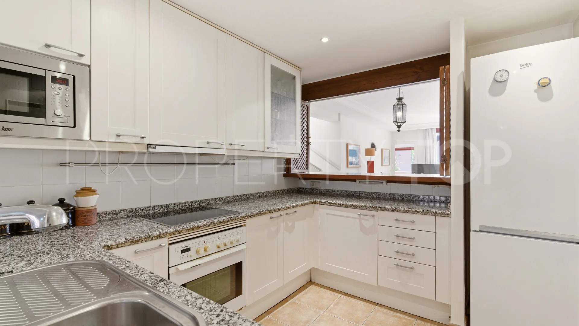 Atico duplex con 3 dormitorios a la venta en Menara Beach