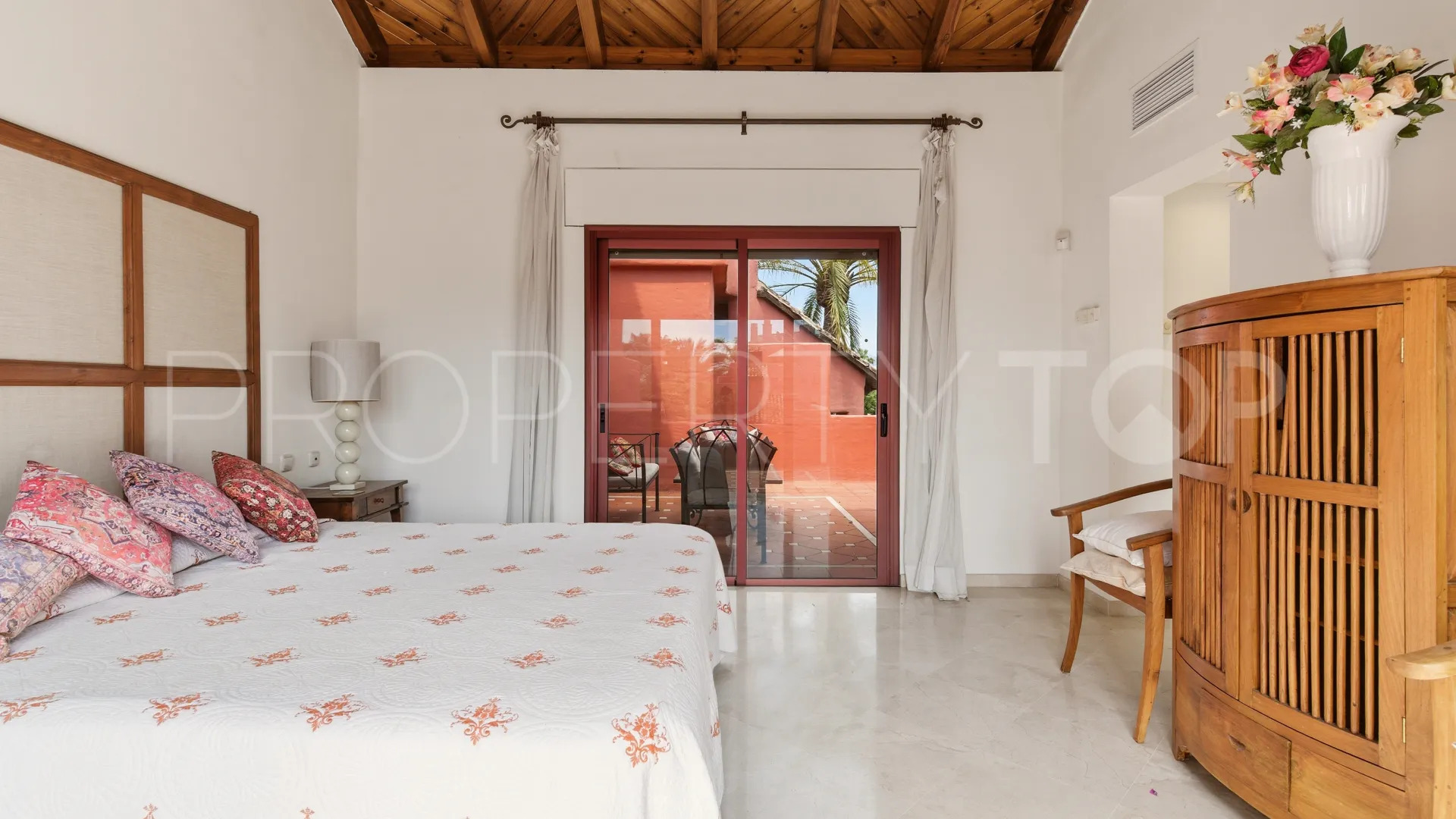 Atico duplex con 3 dormitorios a la venta en Menara Beach