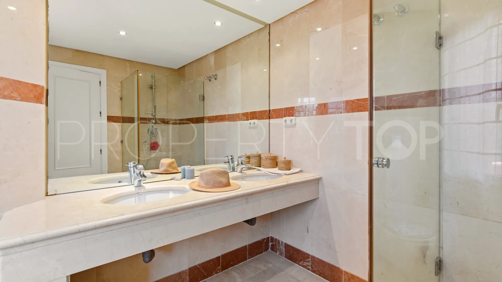 Atico duplex con 3 dormitorios a la venta en Menara Beach