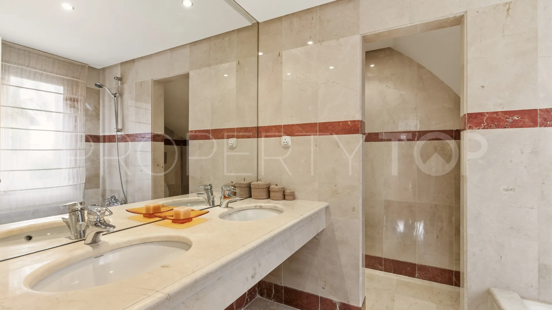 Atico duplex con 3 dormitorios a la venta en Menara Beach