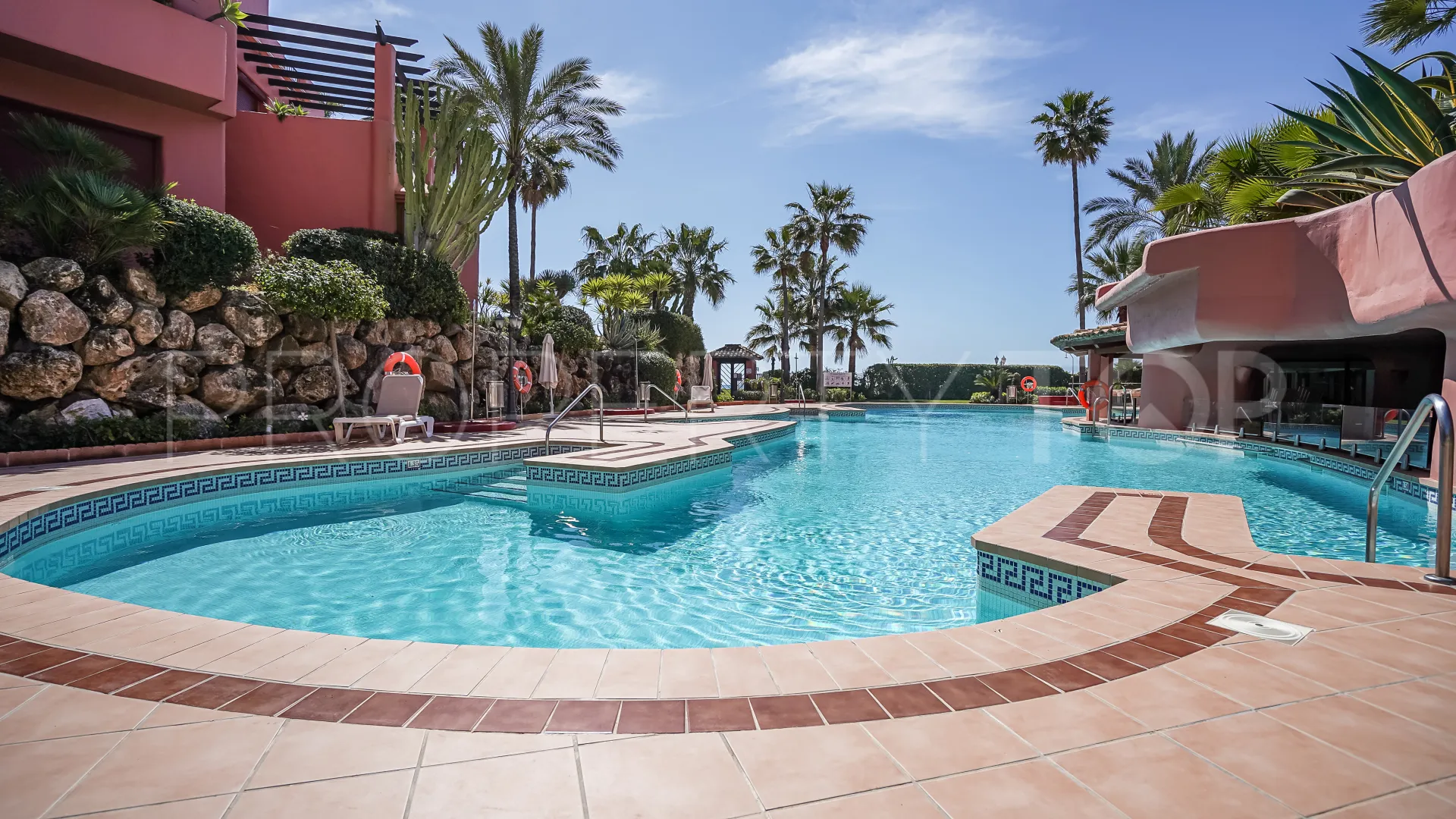 Atico duplex con 3 dormitorios a la venta en Menara Beach