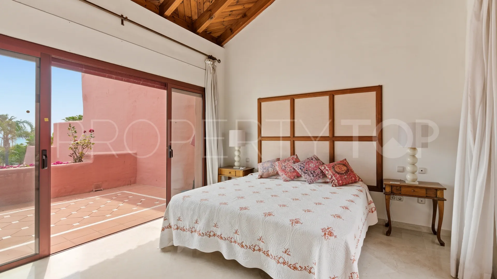 Atico duplex con 3 dormitorios a la venta en Menara Beach