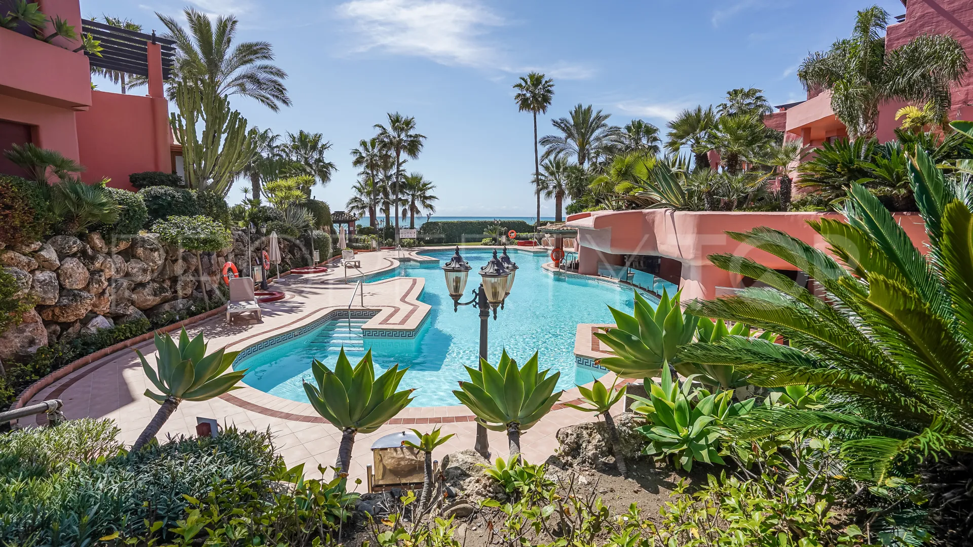 Atico duplex con 3 dormitorios a la venta en Menara Beach