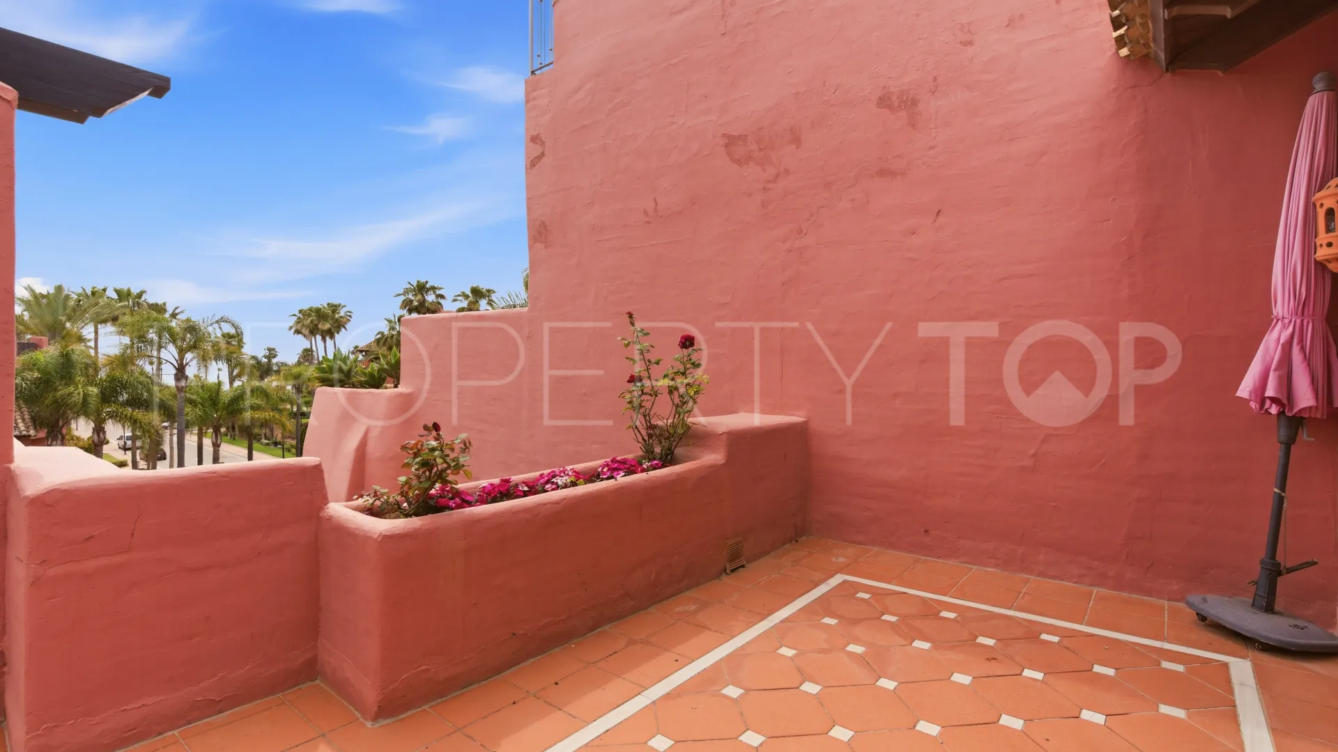 Atico duplex con 3 dormitorios a la venta en Menara Beach
