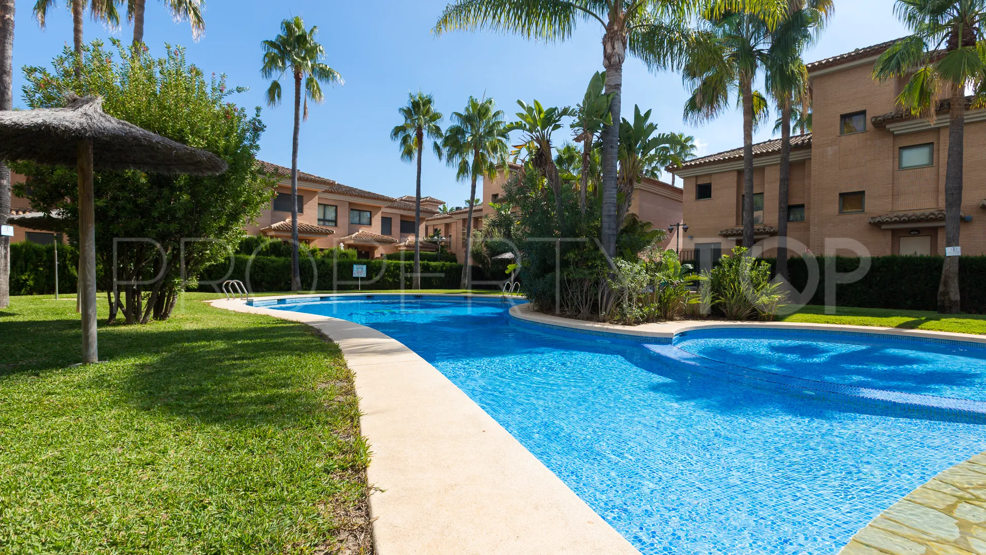 Buy town house in Avda. Augusta
