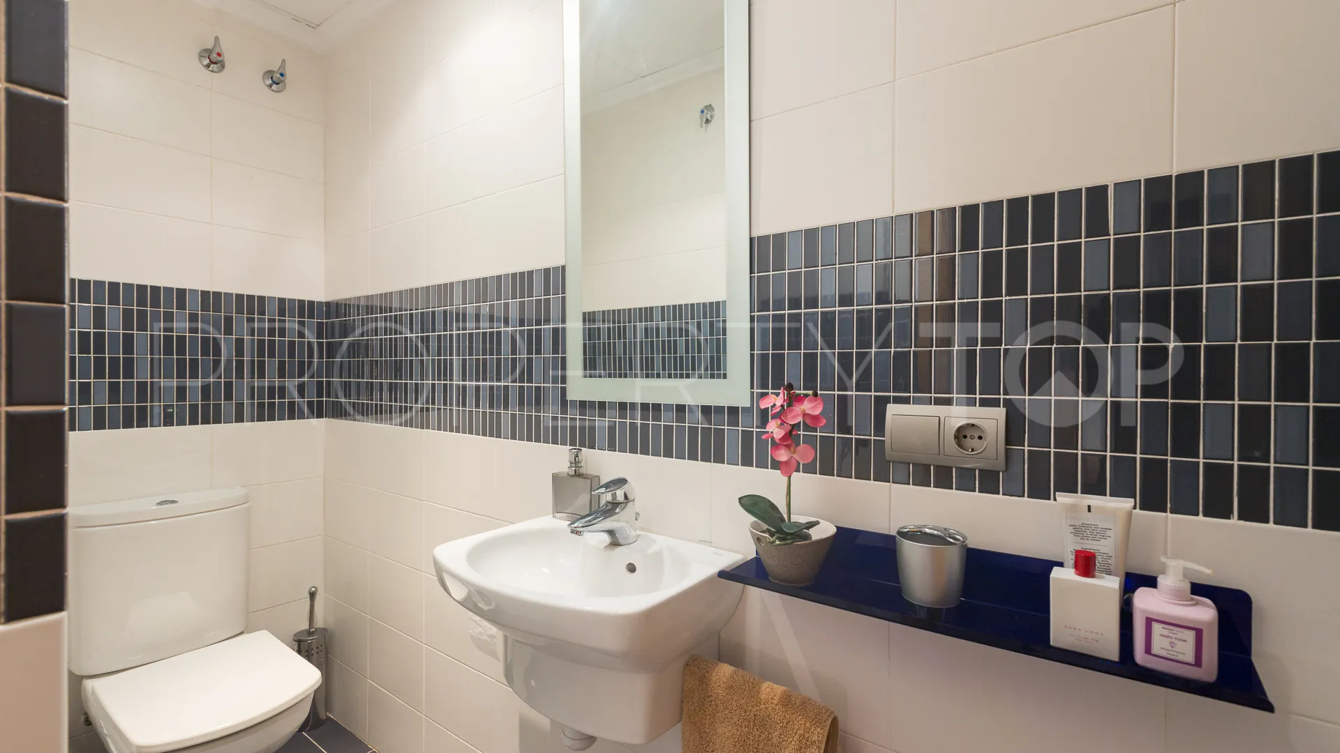 Buy town house in Avda. Augusta