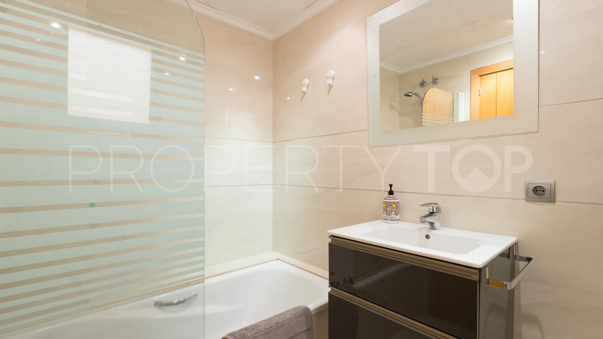 Buy town house in Avda. Augusta