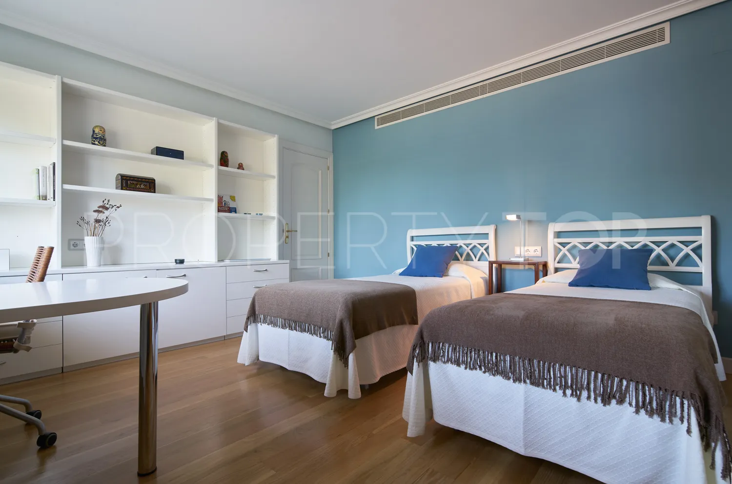 8 bedrooms Las Rozas villa for sale