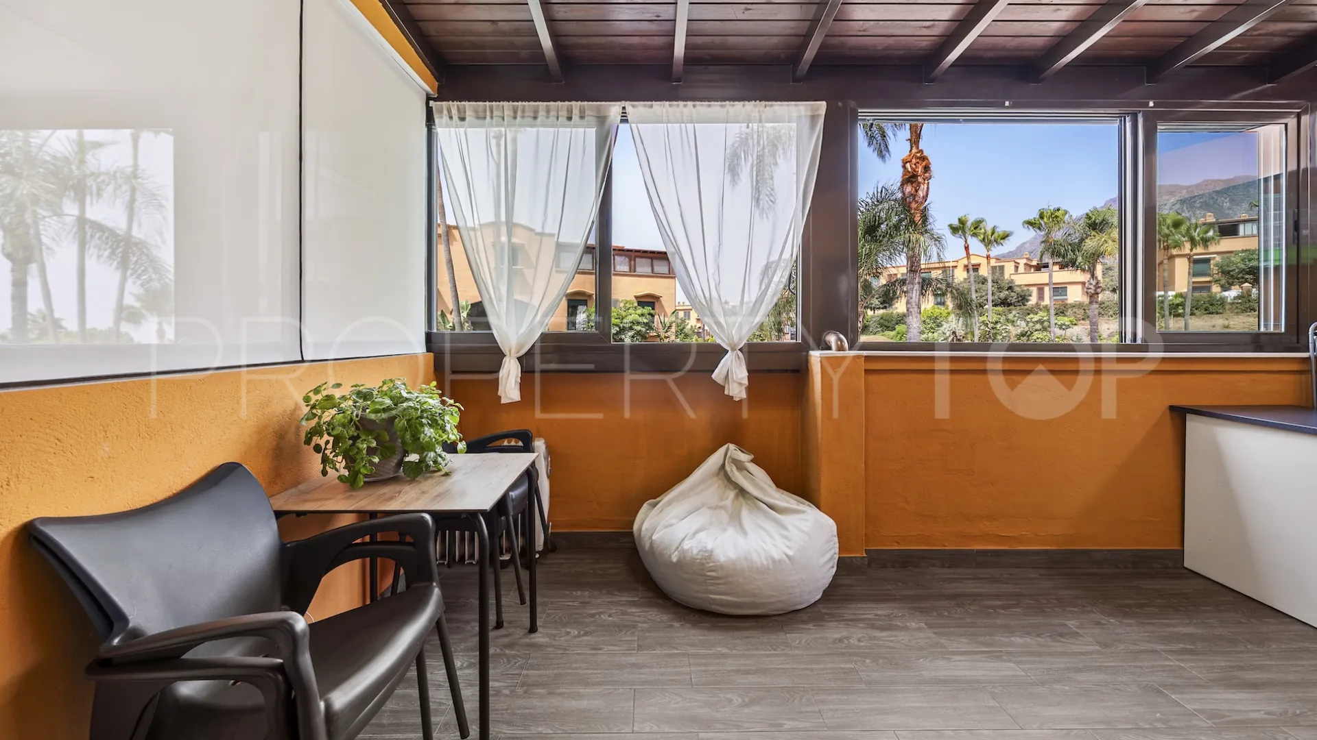 Apartamento de 2 dormitorios a la venta en Marbella Ciudad