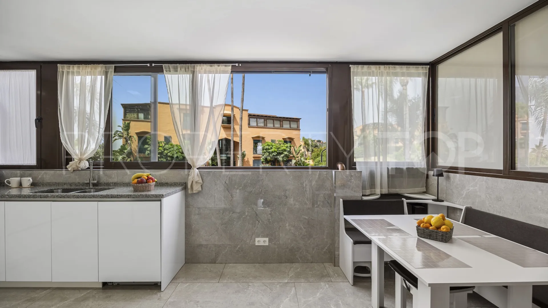 Apartamento de 2 dormitorios a la venta en Marbella Ciudad