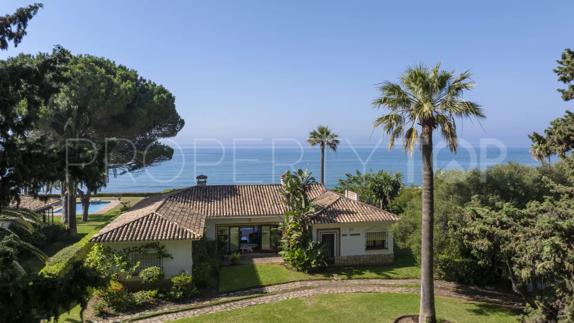 Buy villa in Estepona East