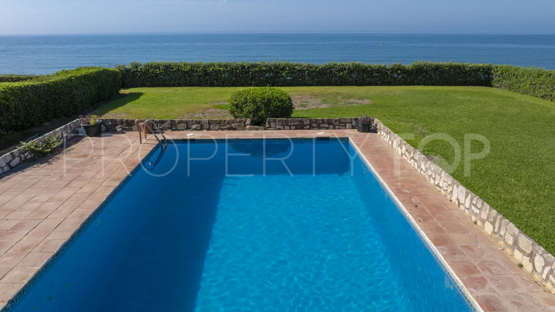 Buy villa in Estepona East