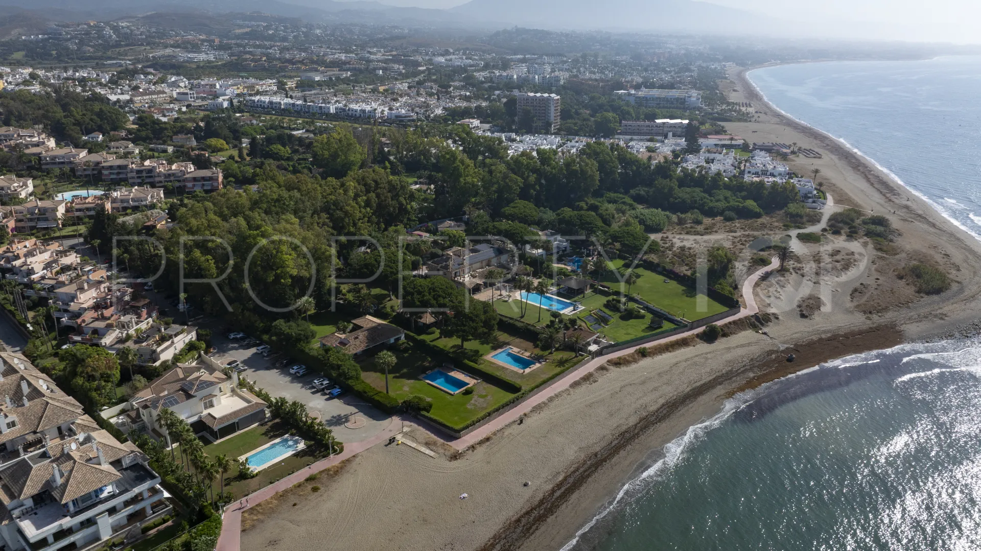 Buy villa in Estepona East