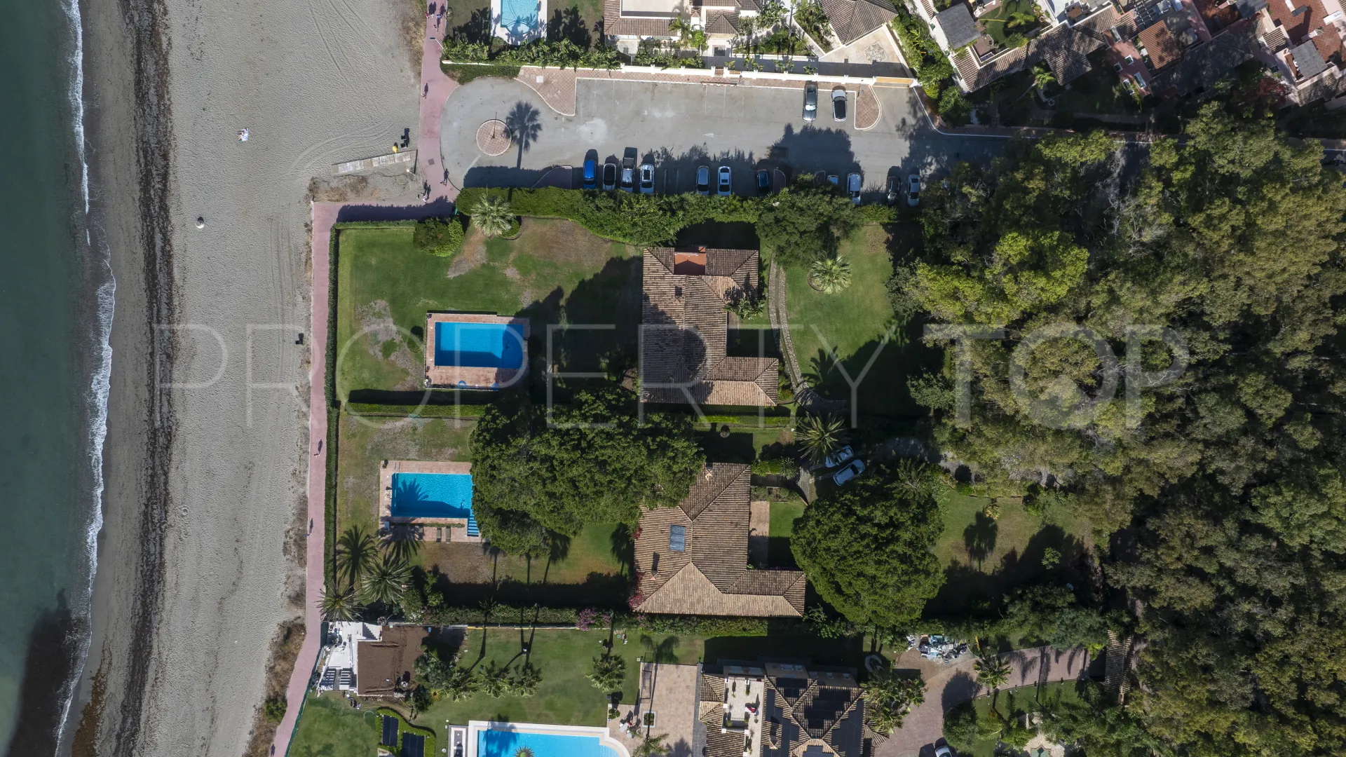 Buy villa in Estepona East