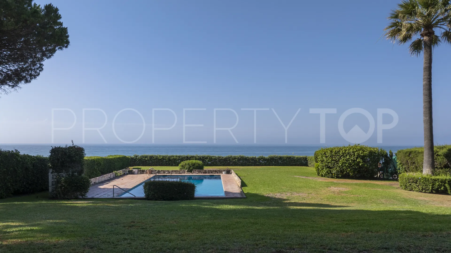 Buy villa in Estepona East