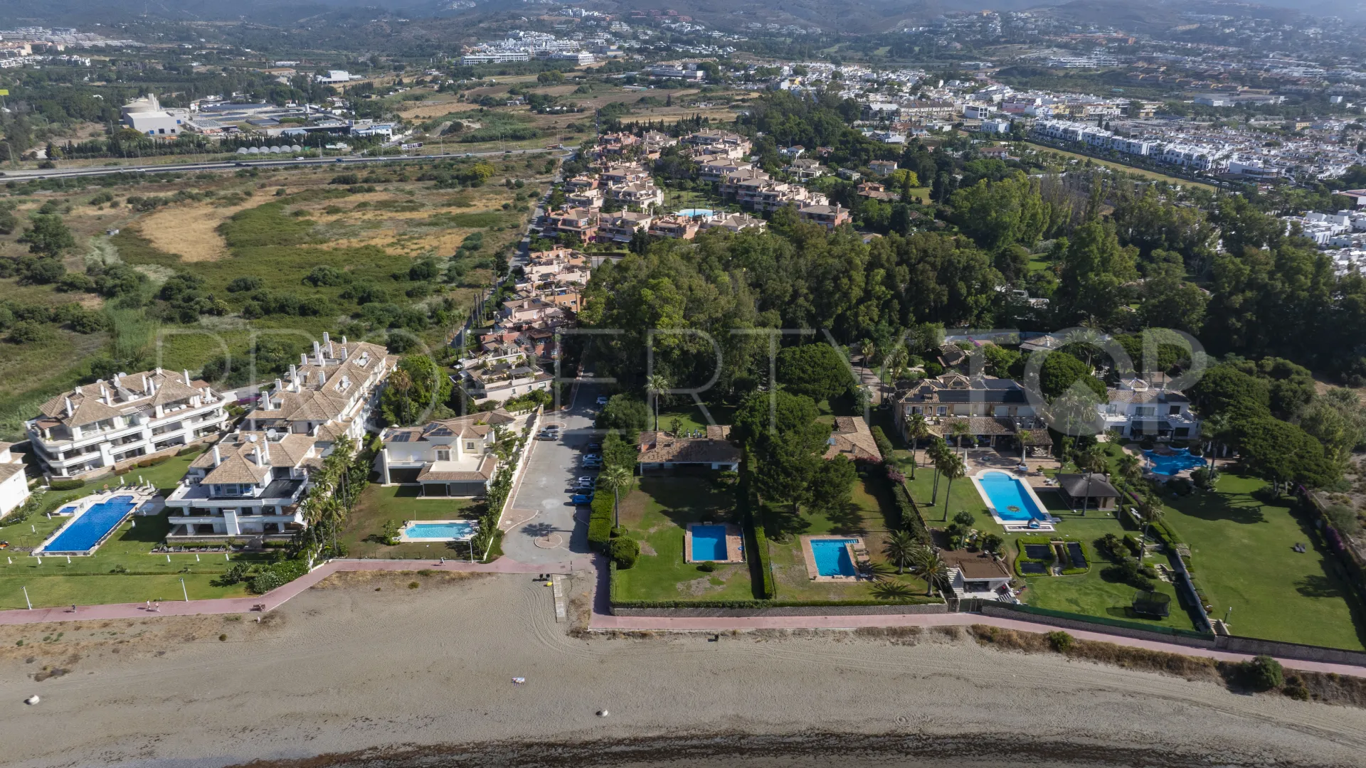 Buy villa in Estepona East