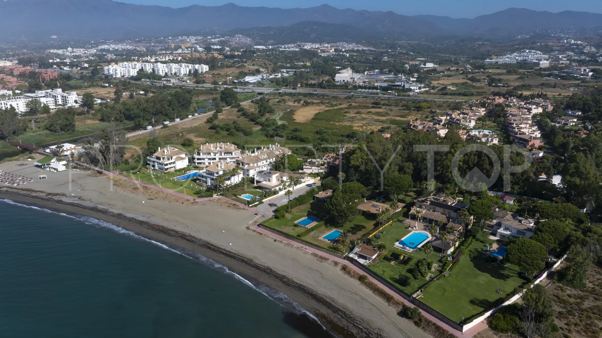 Buy villa in Estepona East
