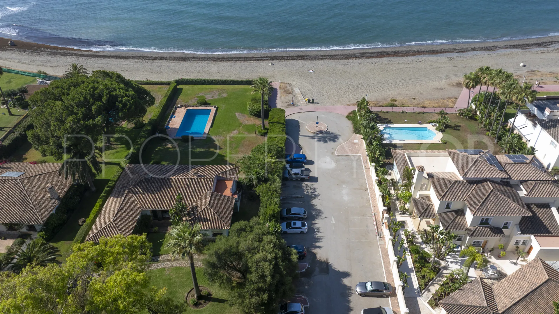 Buy villa in Estepona East