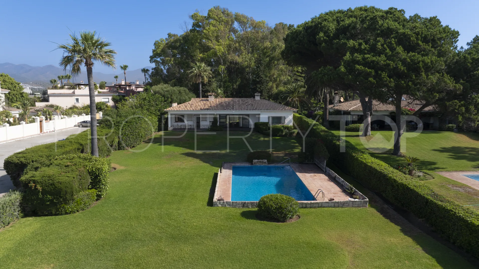 Buy villa in Estepona East
