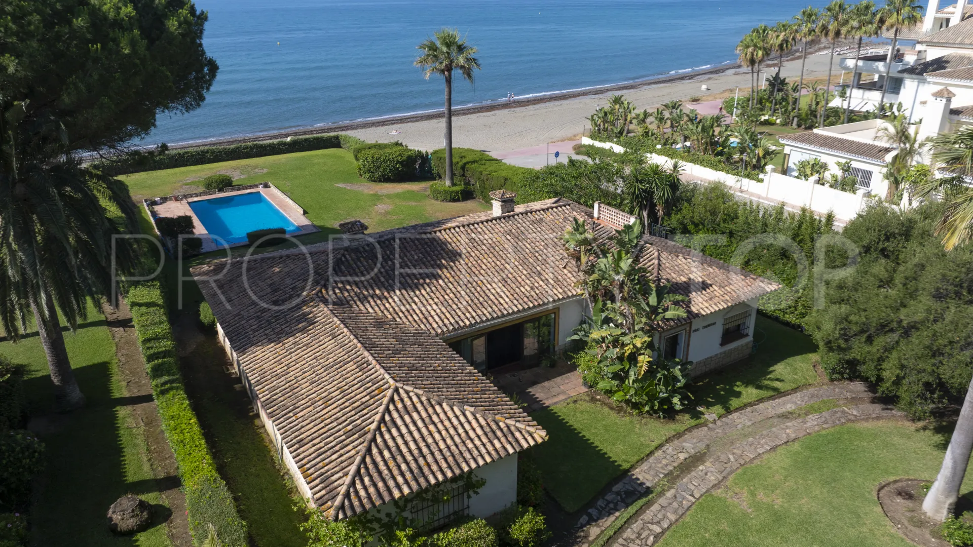 Buy villa in Estepona East