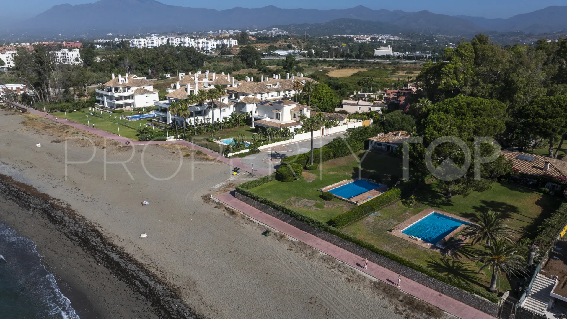 Buy villa in Estepona East