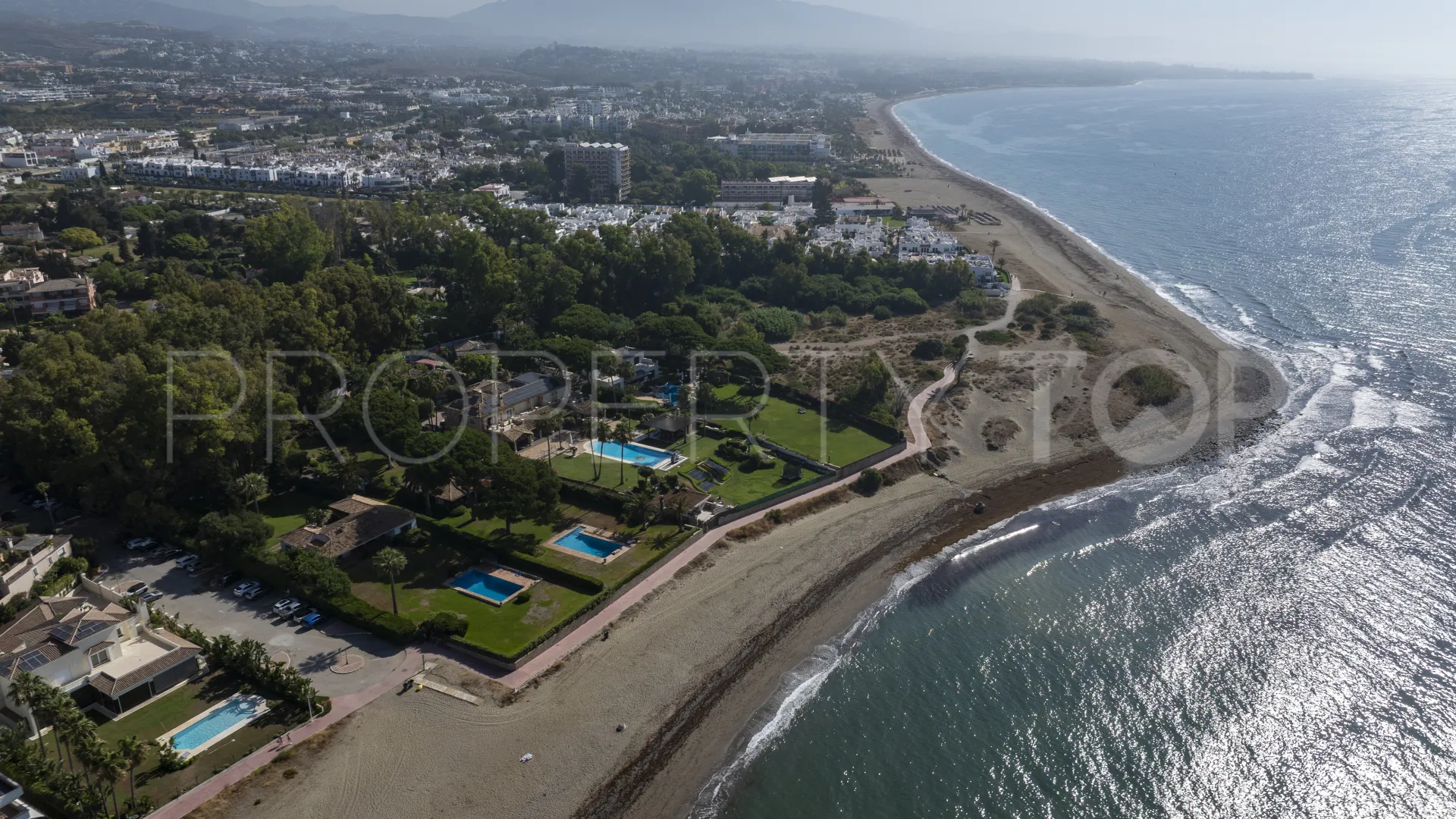 Buy villa in Estepona East