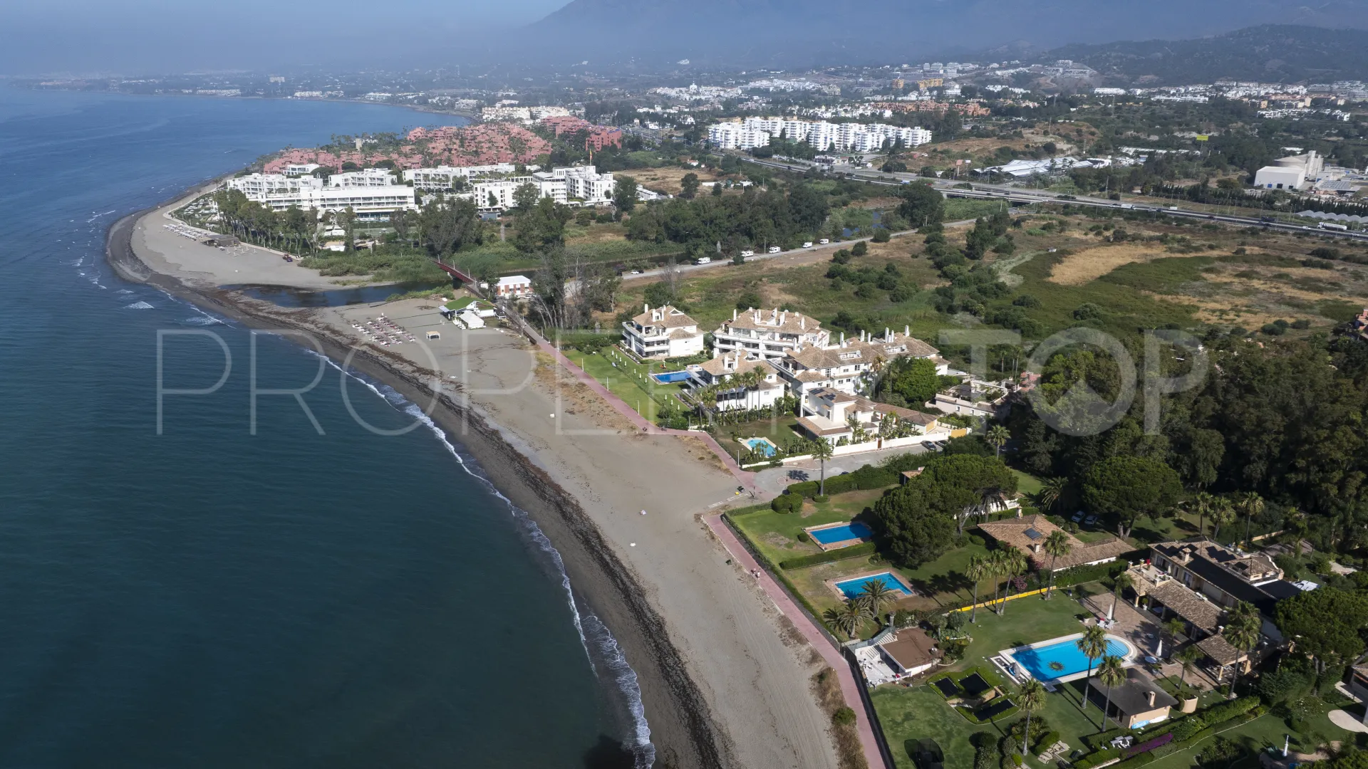 Buy villa in Estepona East