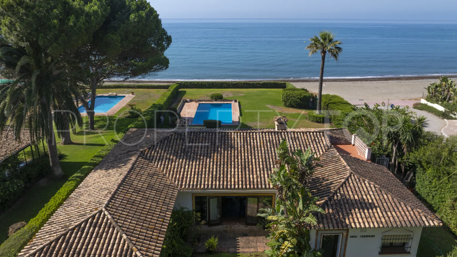 Buy villa in Estepona East
