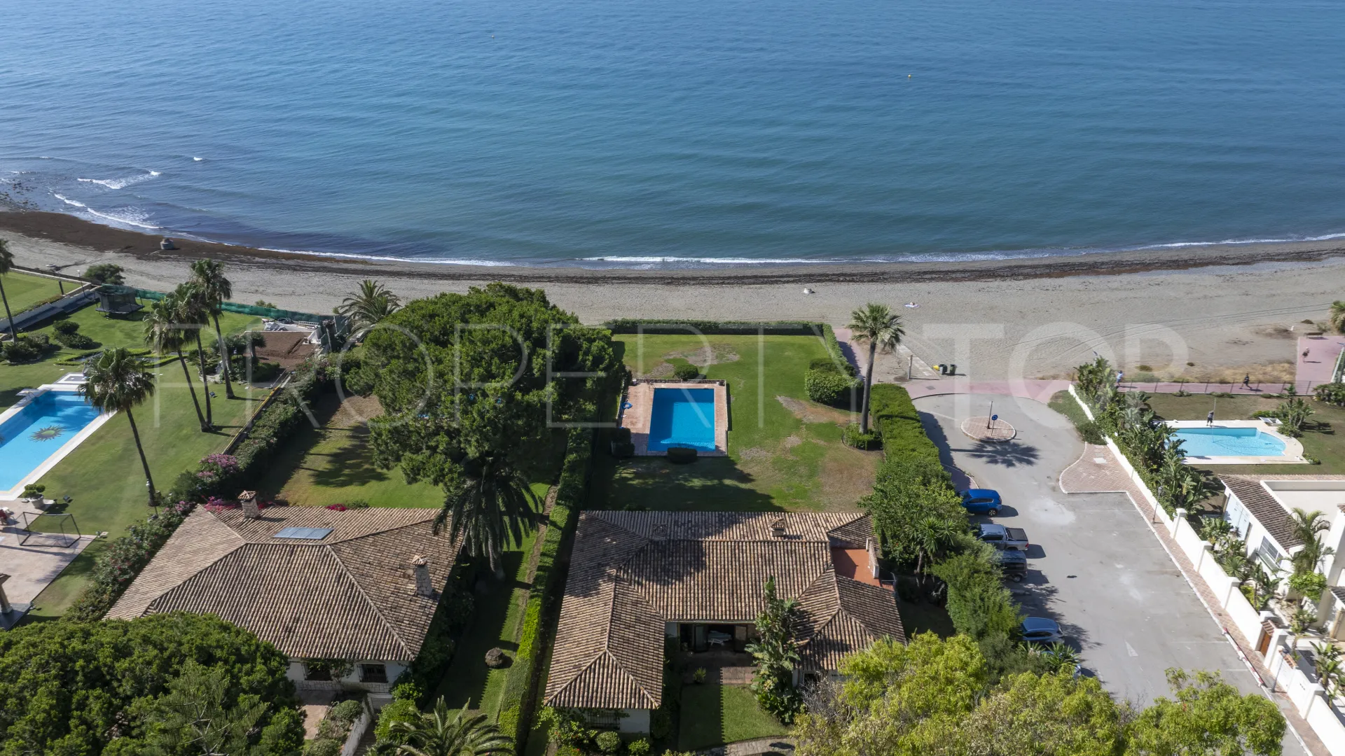 Buy villa in Estepona East