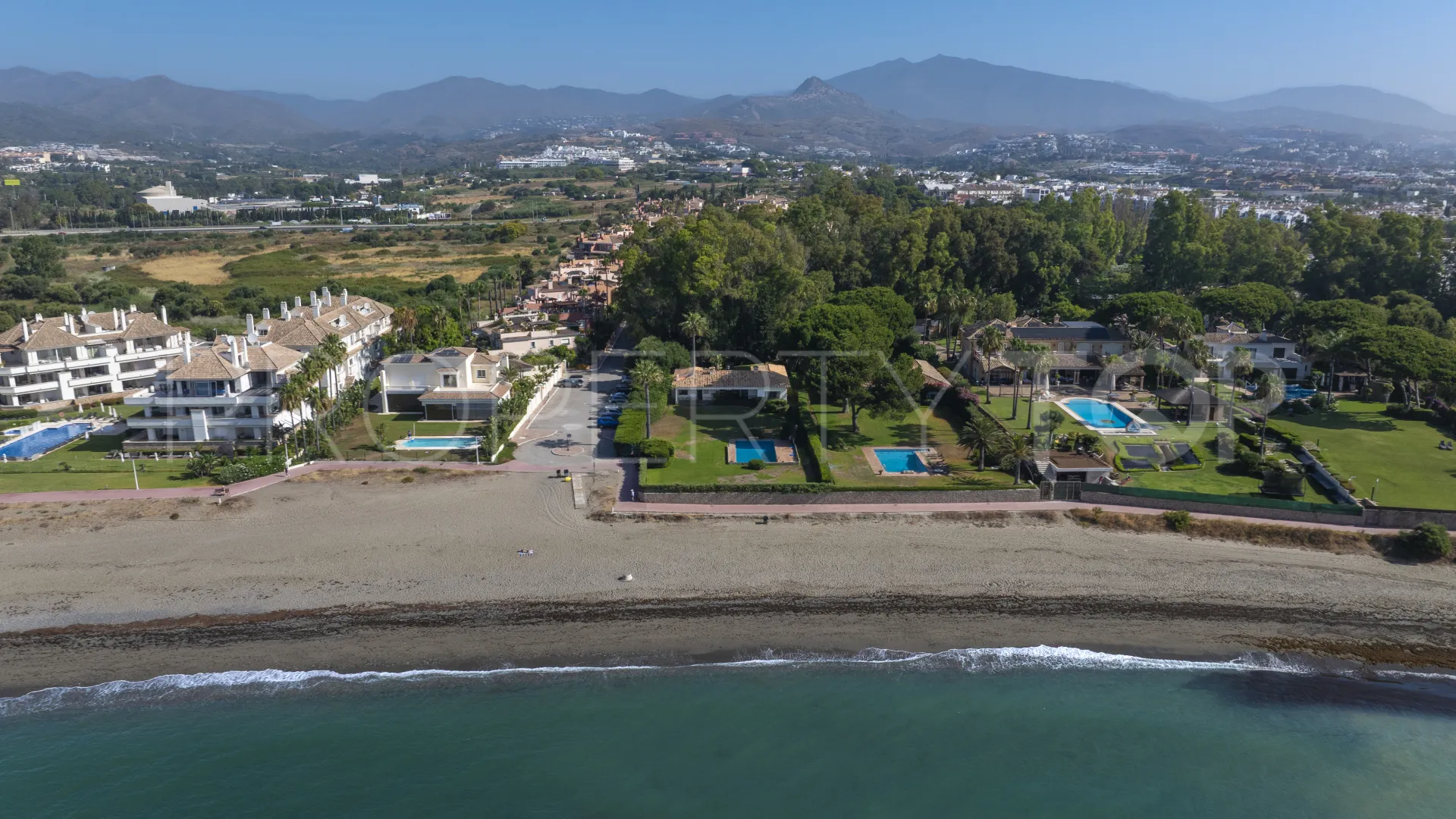 Buy villa in Estepona East