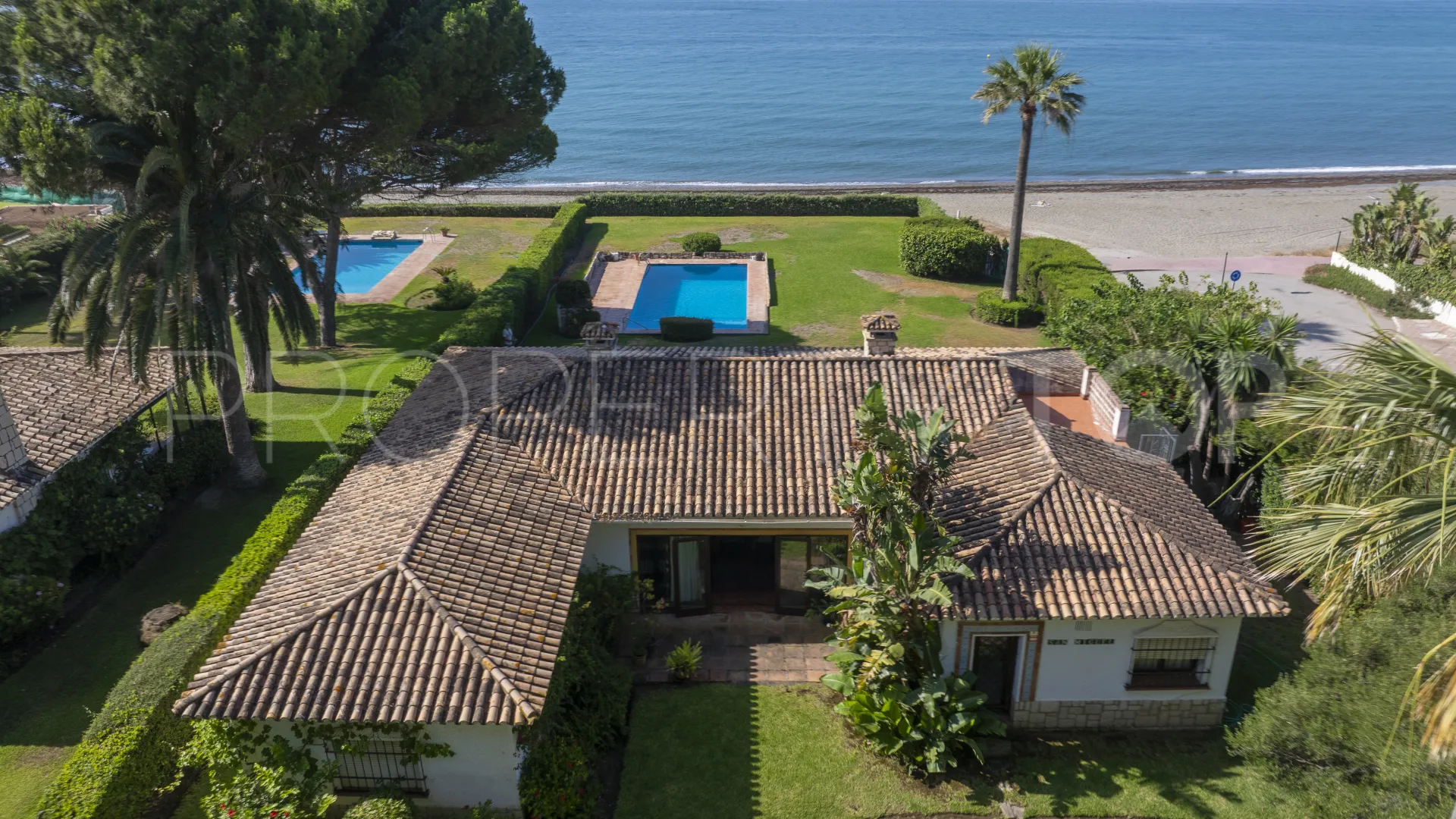 Buy villa in Estepona East