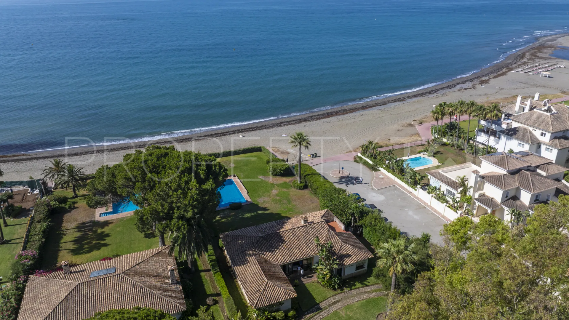Buy villa in Estepona East