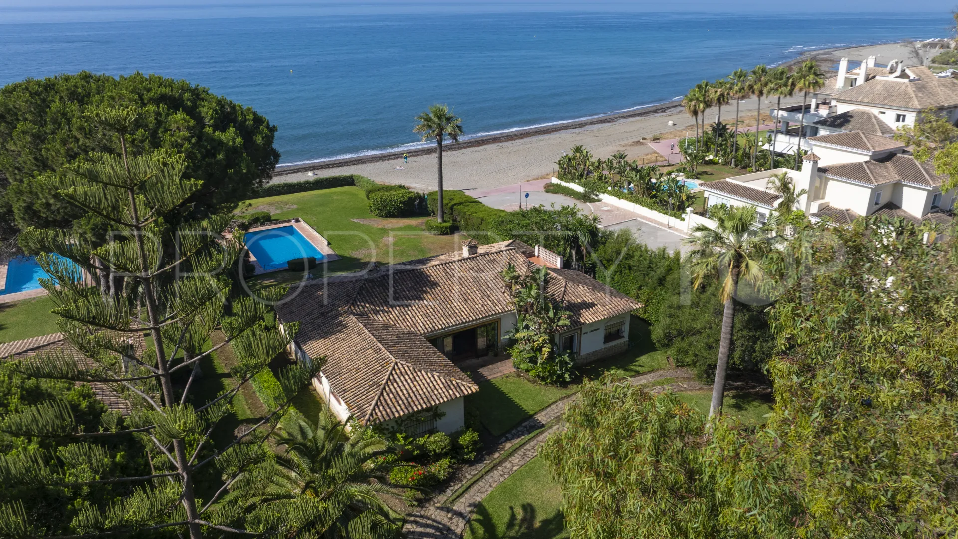 Buy villa in Estepona East