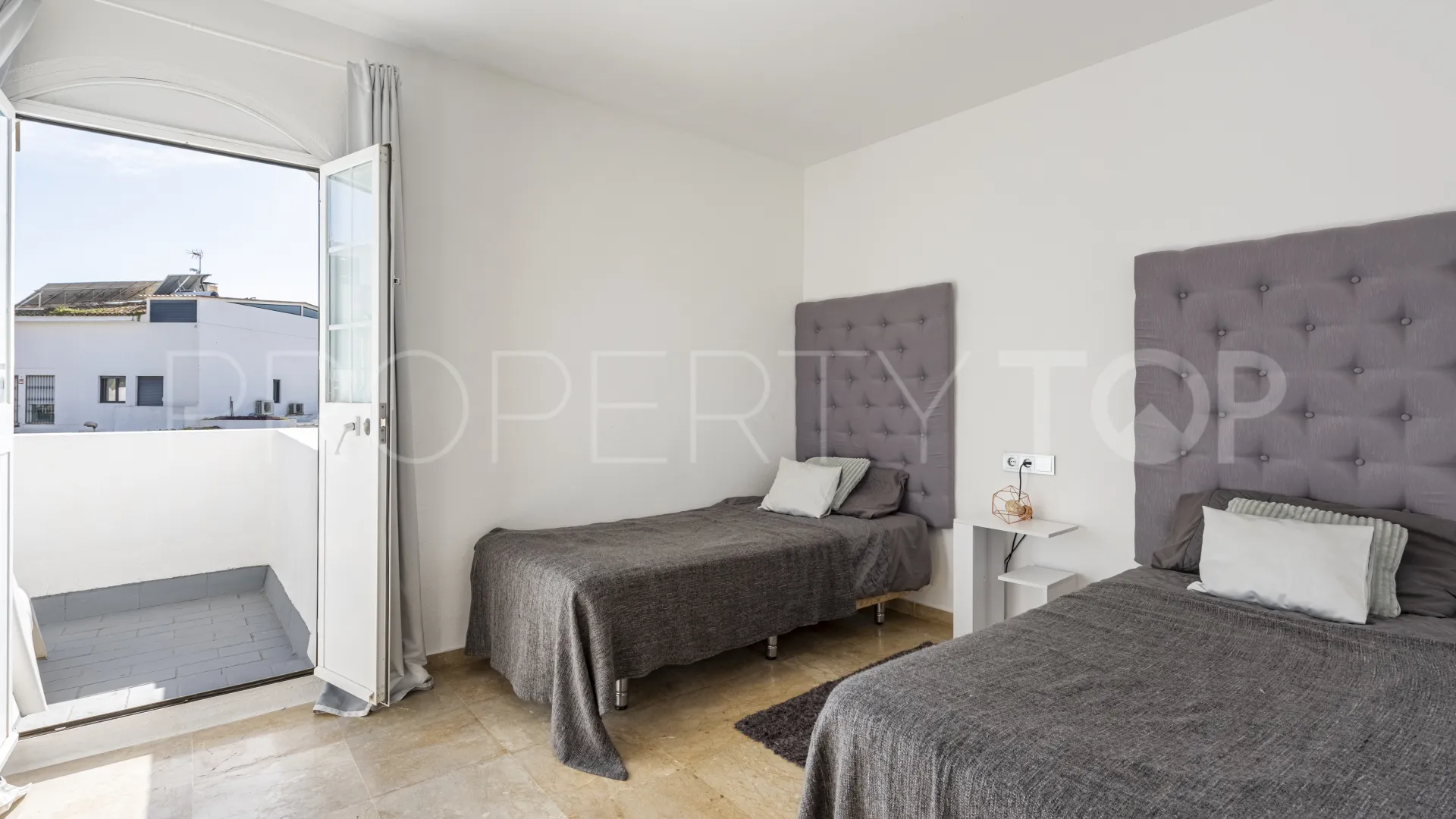 2 bedrooms Nueva Andalucia town house for sale