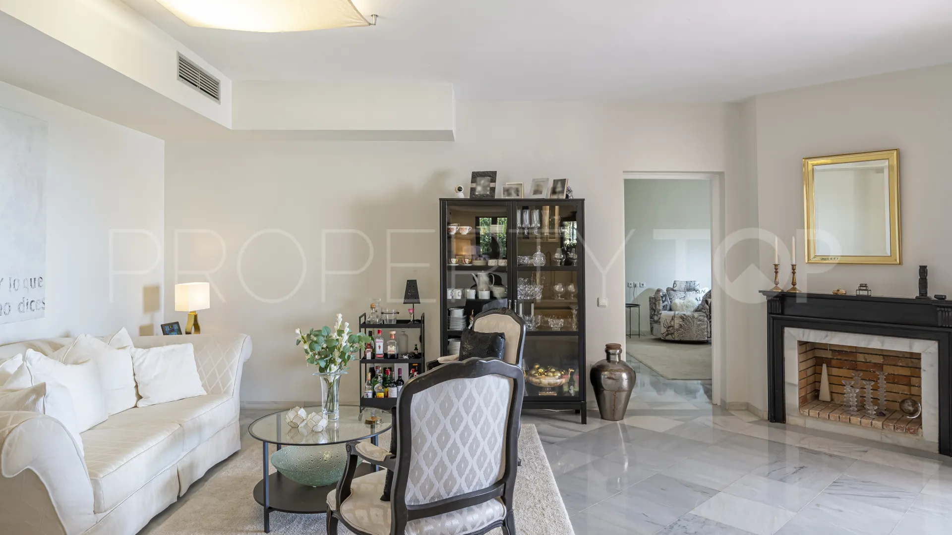 Apartamento con 2 dormitorios a la venta en Las Colinas de Marbella