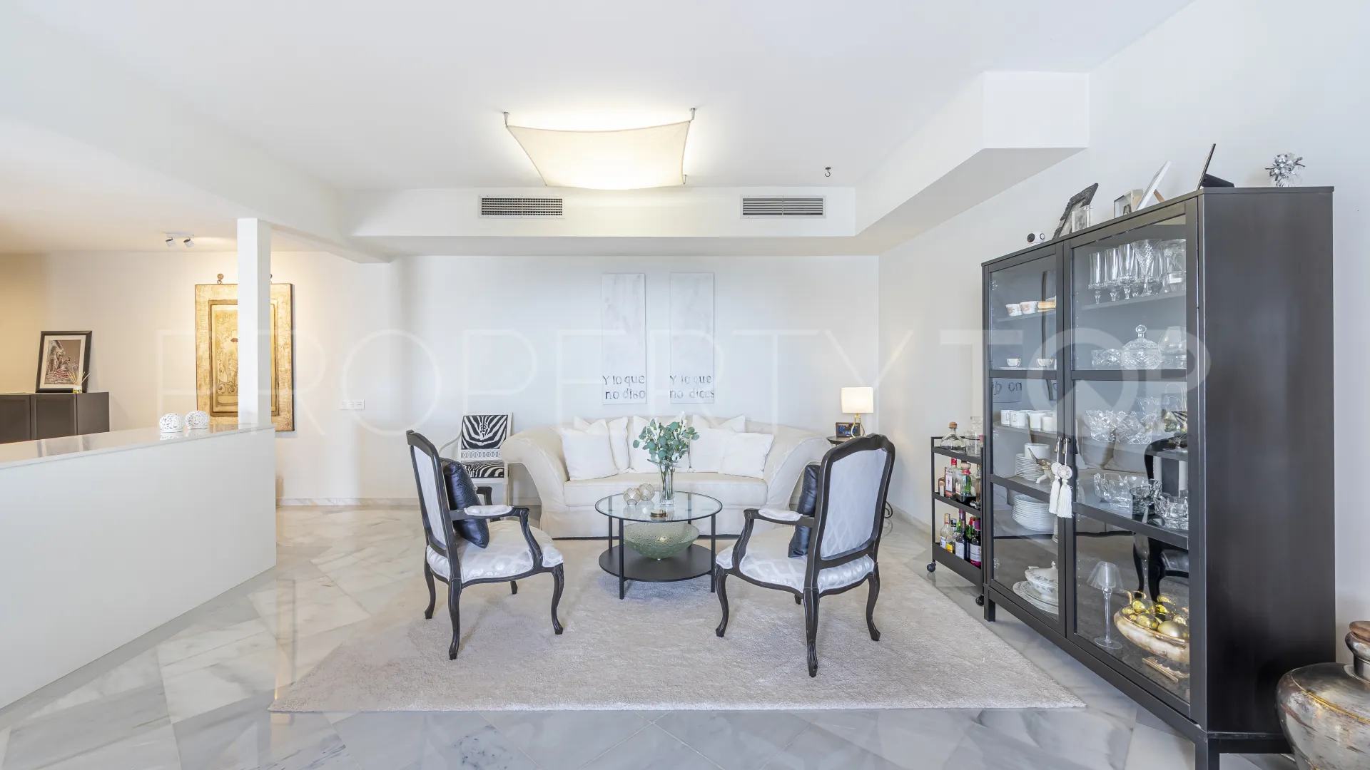 Apartamento con 2 dormitorios a la venta en Las Colinas de Marbella