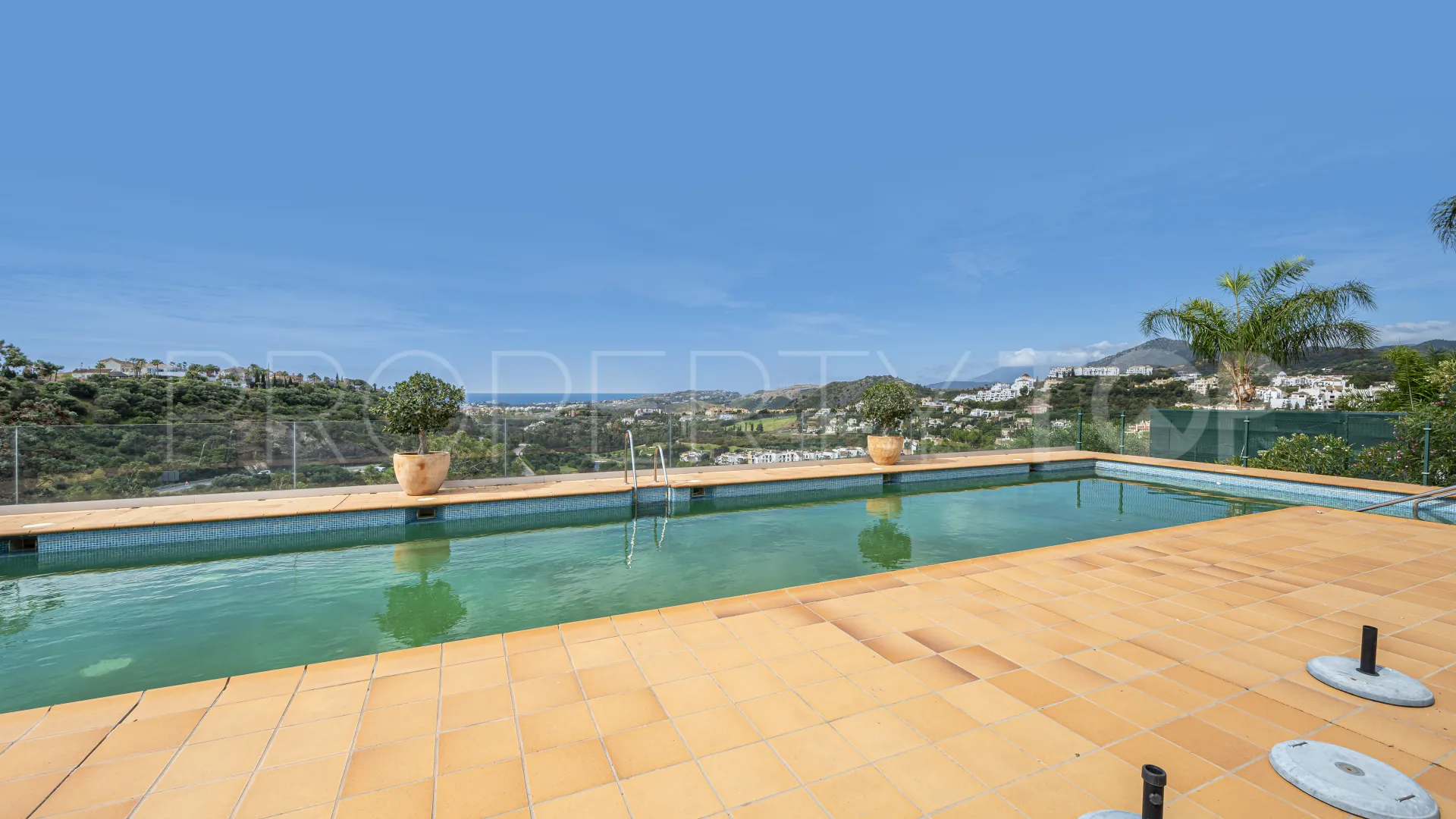 Apartamento con 2 dormitorios a la venta en Las Colinas de Marbella