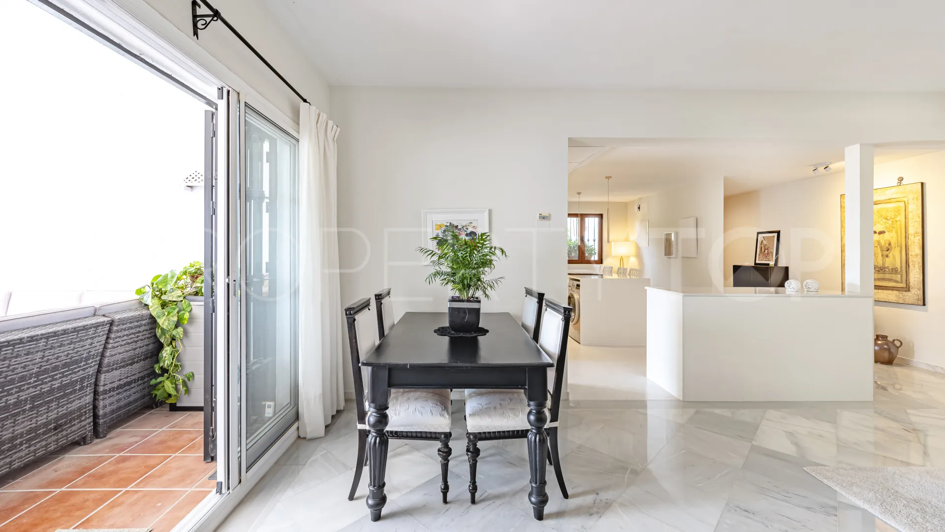 Apartamento con 2 dormitorios a la venta en Las Colinas de Marbella