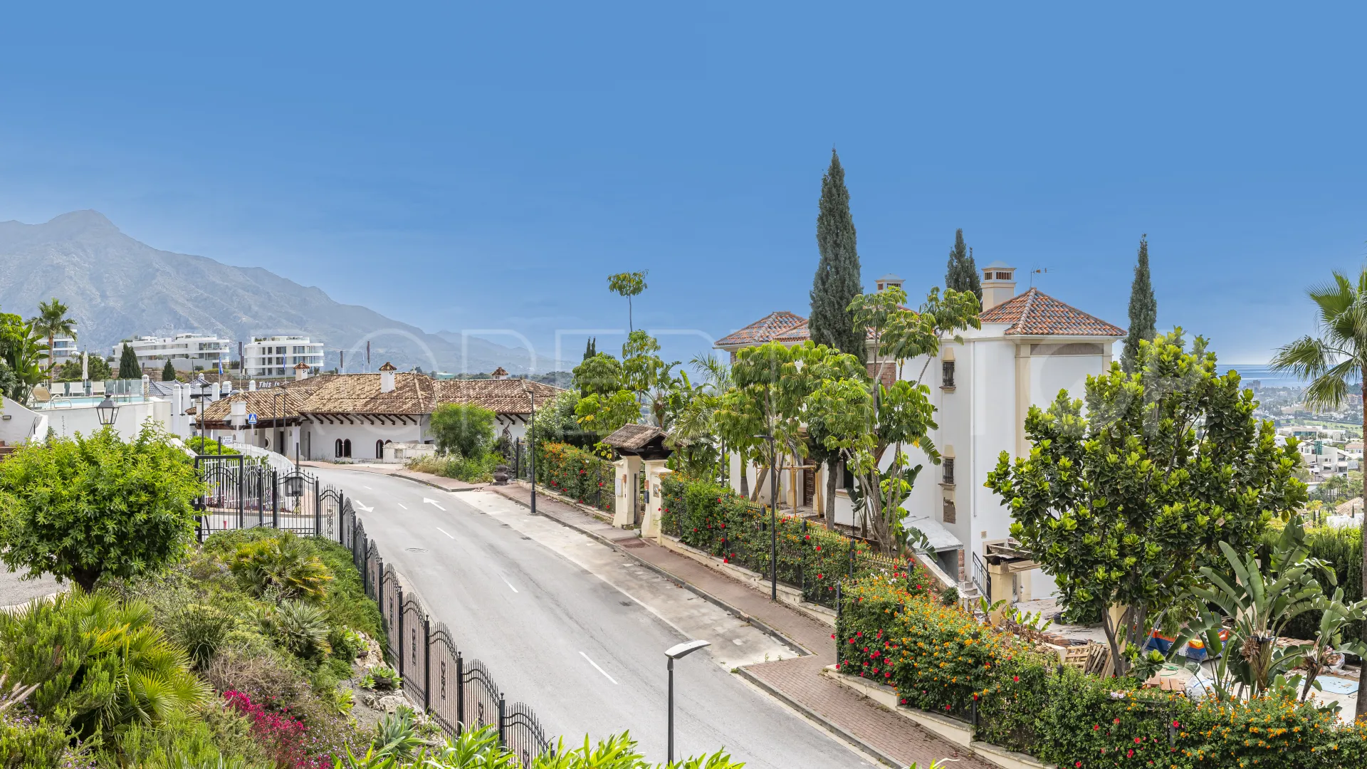 Apartamento con 2 dormitorios a la venta en Las Colinas de Marbella