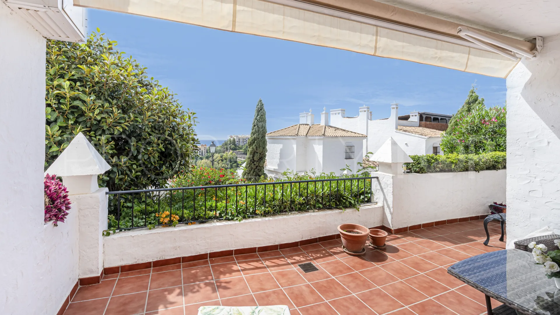 Apartamento con 2 dormitorios a la venta en Las Colinas de Marbella