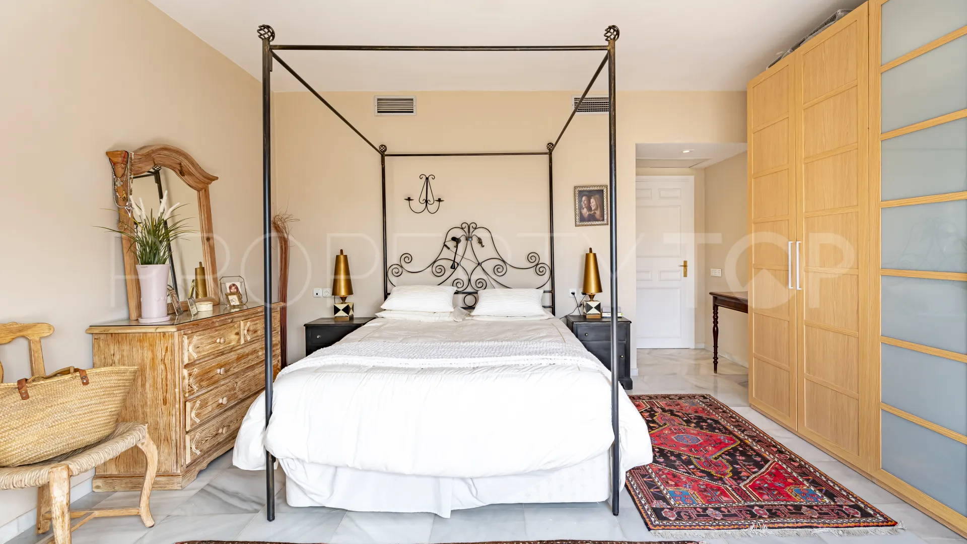 Apartamento con 2 dormitorios a la venta en Las Colinas de Marbella
