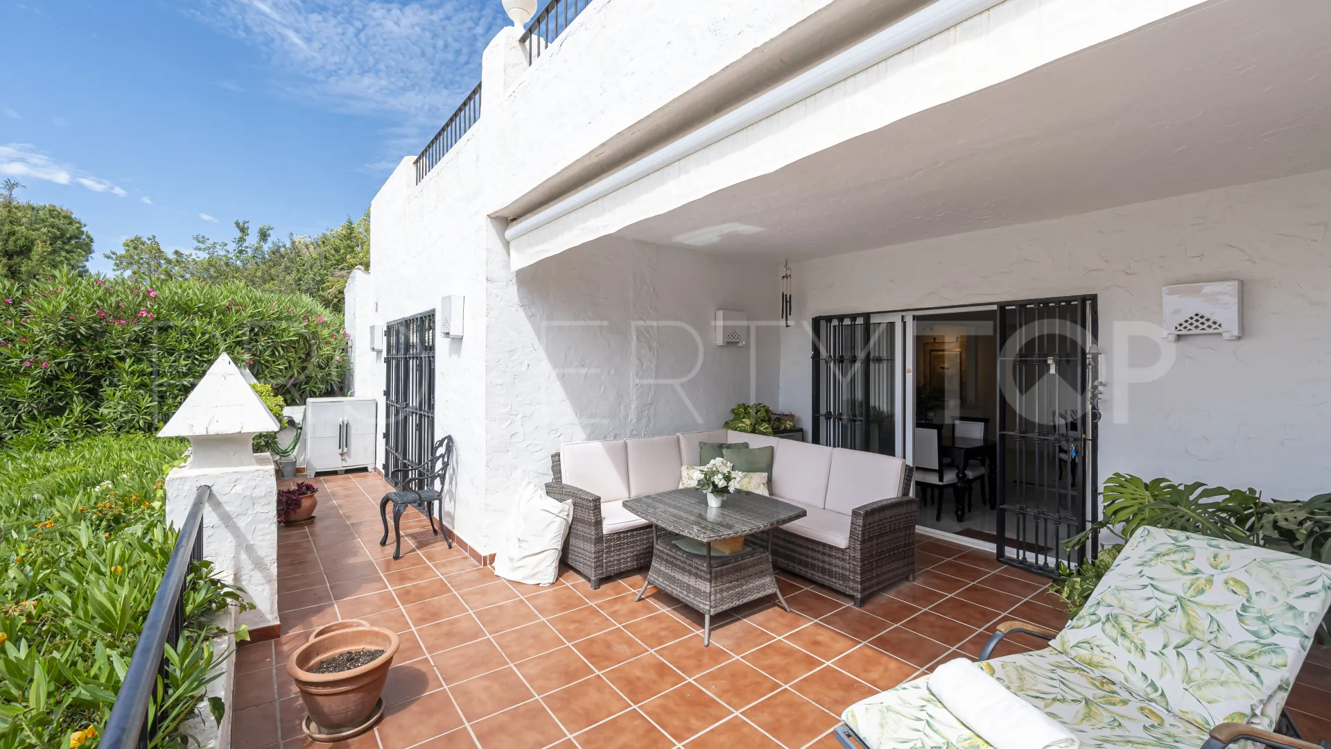 Apartamento con 2 dormitorios a la venta en Las Colinas de Marbella