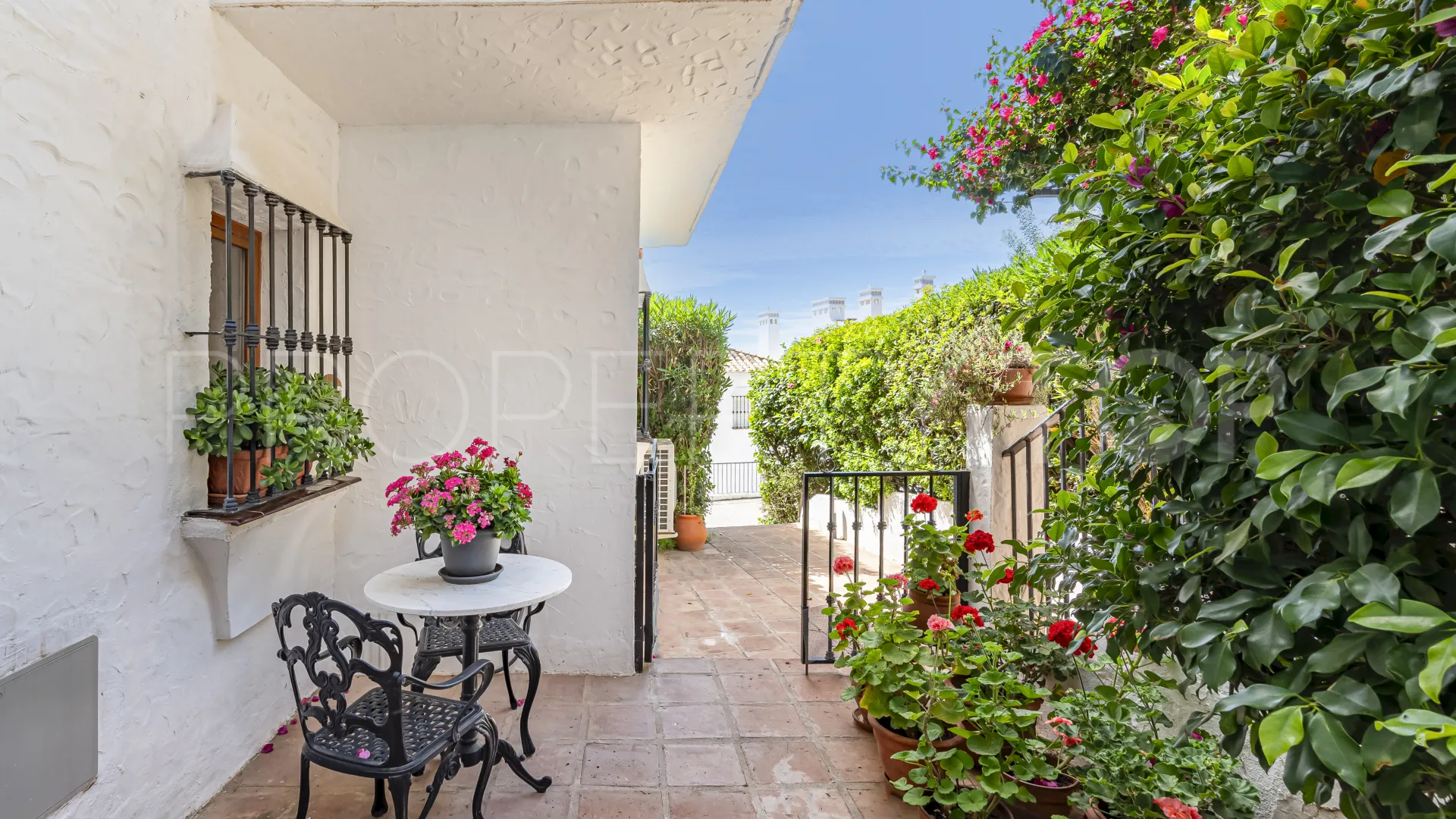 Apartamento con 2 dormitorios a la venta en Las Colinas de Marbella