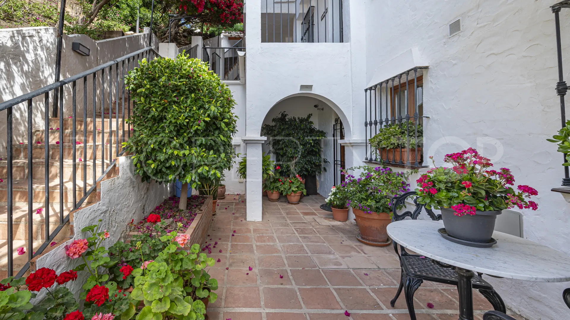 Apartamento con 2 dormitorios a la venta en Las Colinas de Marbella