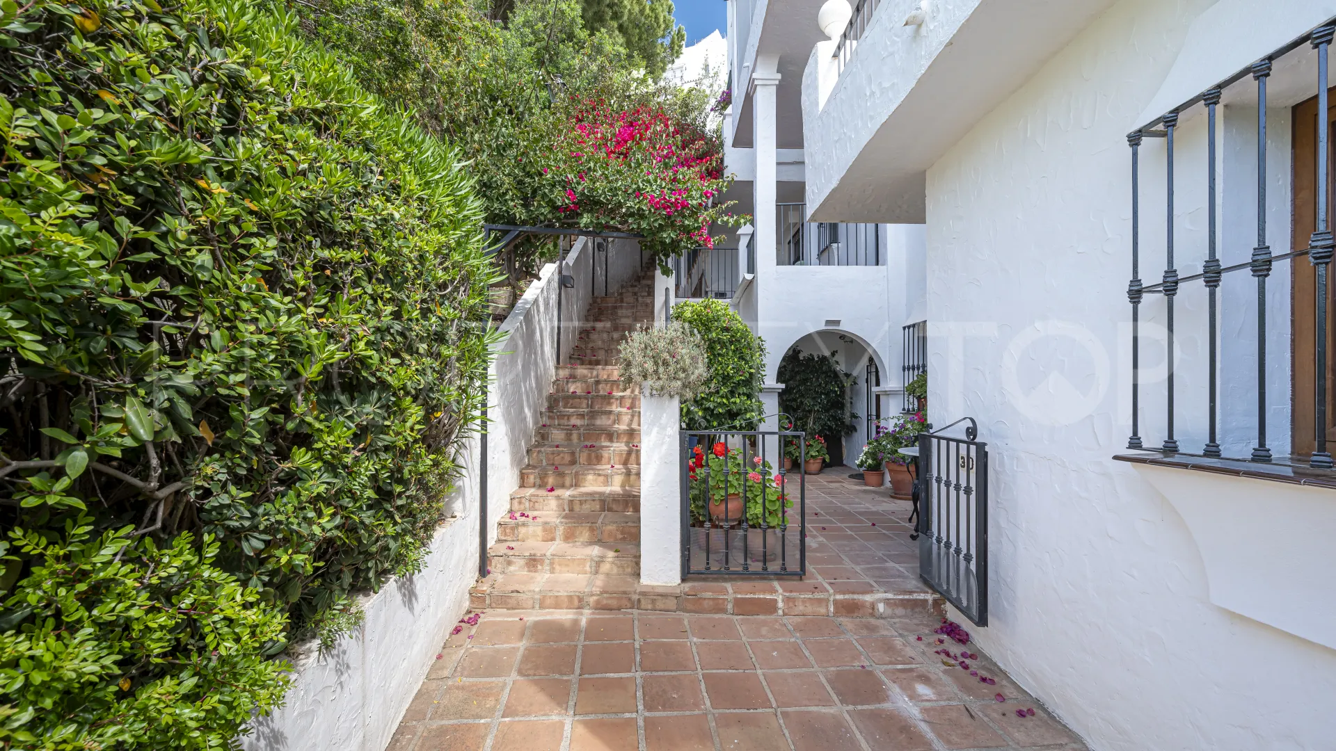 Apartamento con 2 dormitorios a la venta en Las Colinas de Marbella
