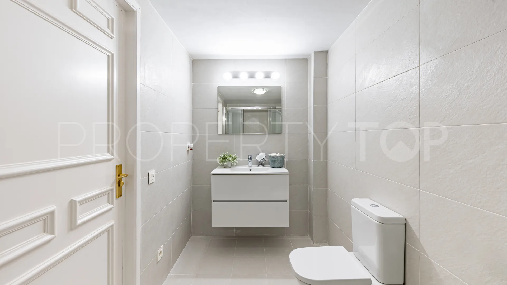 Apartamento con 2 dormitorios a la venta en Las Colinas de Marbella